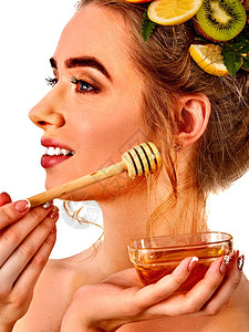 蜂蜜面膜与新鲜水果的头发和女人头上的皮肤图片