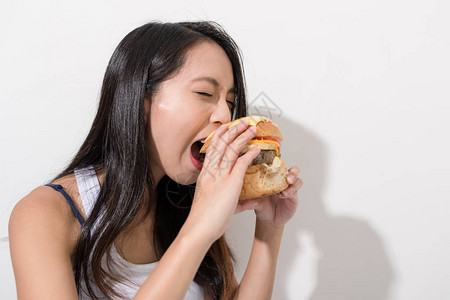年轻女子吃汉堡图片