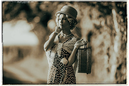 1930年代时装女时装女在农村路上拿着手提包站立的图片