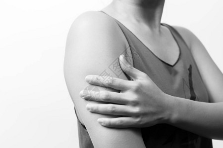 白色背景保健和医疗概念的特写女手臂和肩部疼痛损伤图片