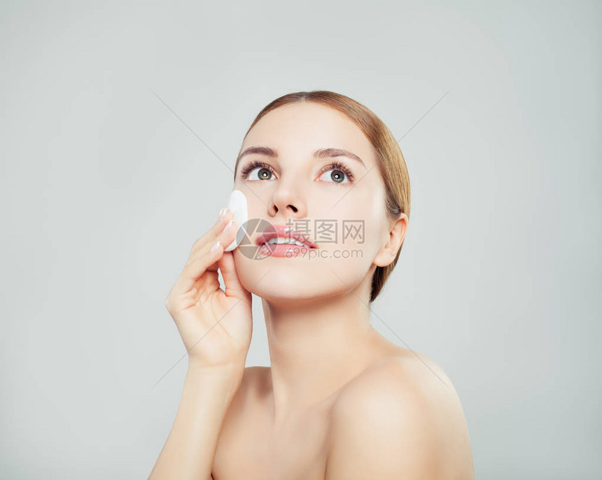 女有棉海绵面部治疗美容学图片