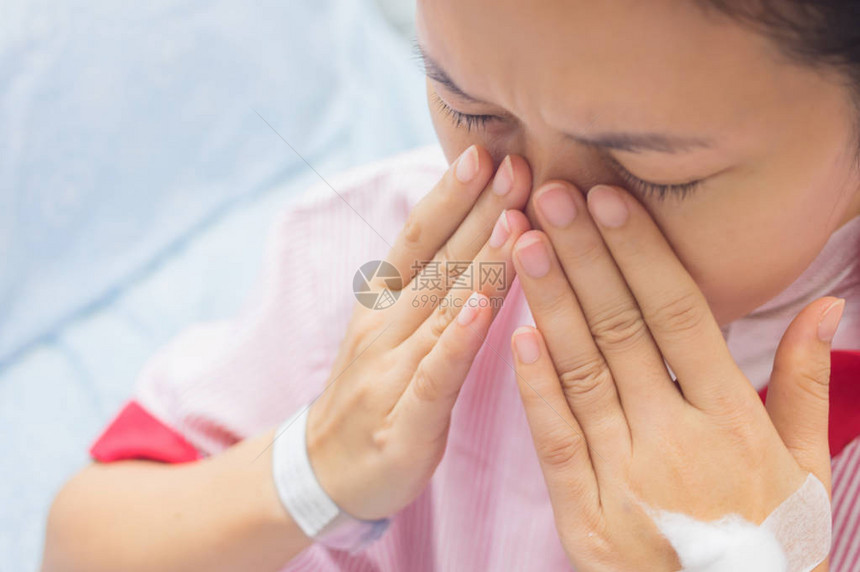 住院室鼻痛的女病人图片