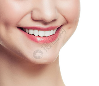 白色背景上孤立的白色牙齿的女微笑图片