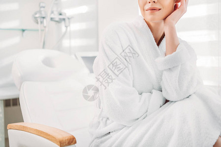 白色浴袍中的女在温泉沙龙的图片
