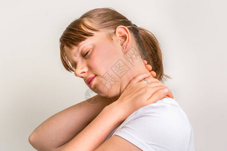 颈部疼痛的女人图片