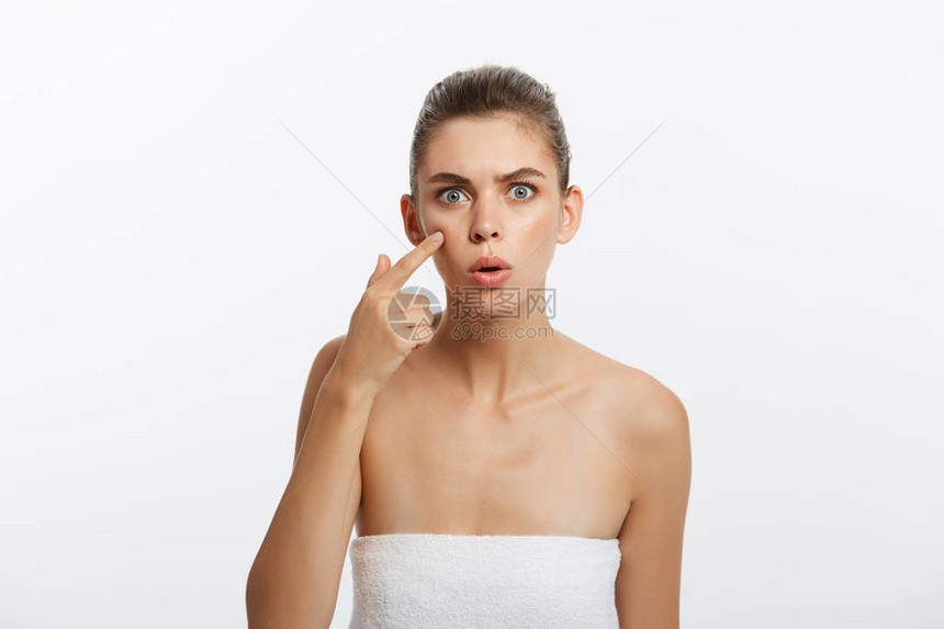 痤疮斑丘疹斑护肤美容护理女孩压在皮肤问题脸上图片