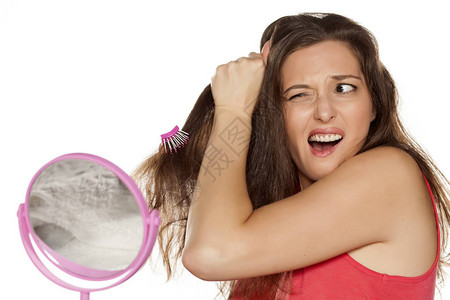 一个神经紧张的年轻女人梳理头发图片