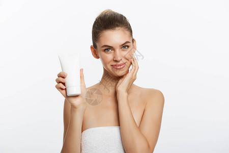 美容青年护肤理念美丽的白种女人面部肖像持有和展示奶油管产品美丽的图片