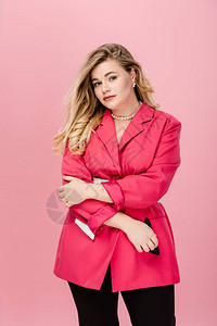 穿着时髦的粉红色夹克看着与粉红色背景图片