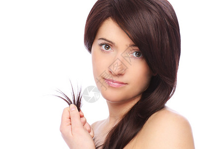 一张年轻女照片展示她的干头发在白图片