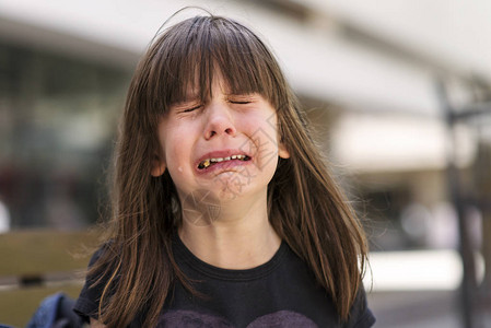 伤心的小女孩哭了图片