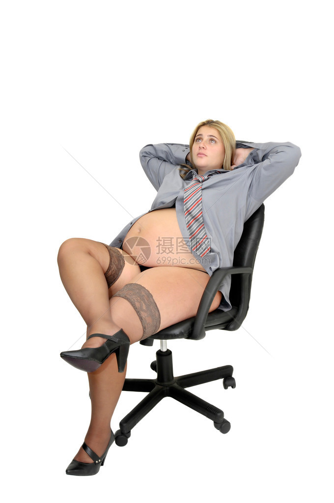 身着衬衫和领带的孕妇女商人坐在椅子上图片
