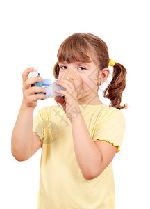 使用哮喘吸入器的小女孩图片