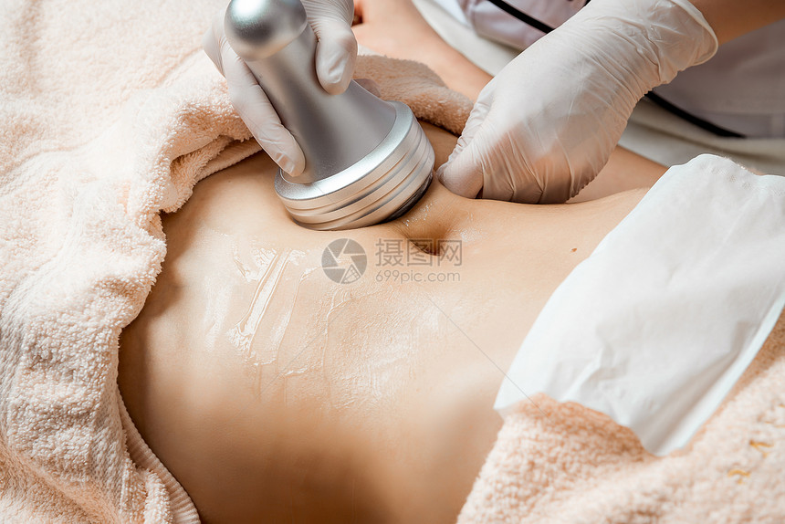 硬件美容身体护理水疗护理超声空化塑身治疗女人在美容院接受抗脂肪团和抗脂肪治疗图片