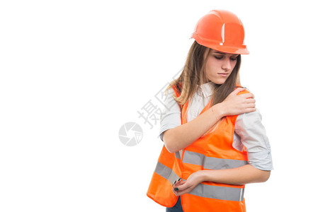 身戴硬帽子的工程师女工程师在工伤事故后肩部疼痛在白色背景图片