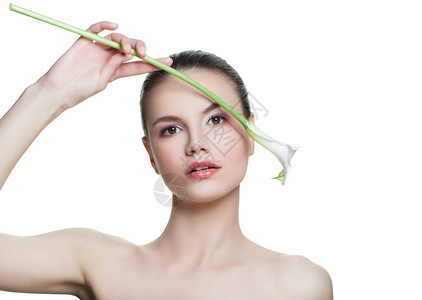 完美的spa女人与孤立的白色背景上的花美丽的女模特脸面部护理美容护图片