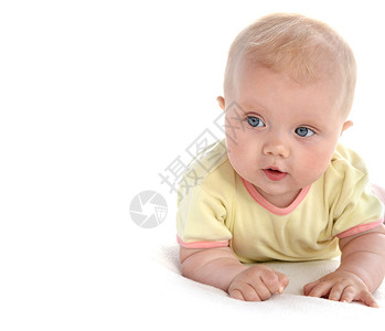 坐在白毯子肖像片上躺着的女婴孩脸部摄影棚拍攝孤立在白咖啡厅图片