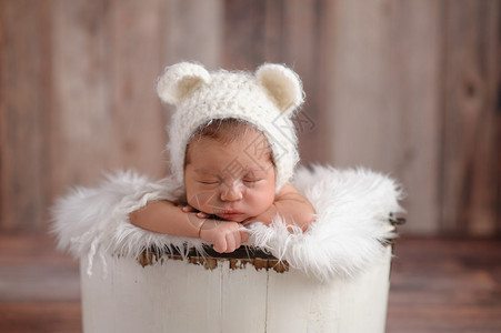 一名11天大的新生女婴睡在木桶里图片