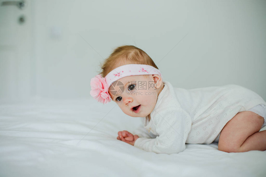可爱女婴的肖像头图片