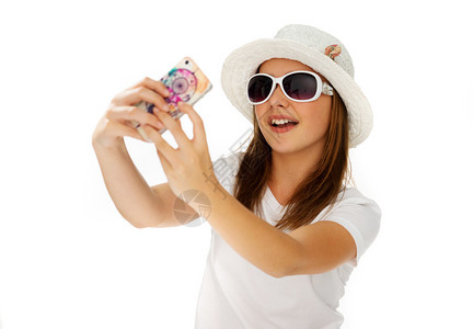 穿着时装白帽子和太阳眼镜的漂亮小姑娘图片