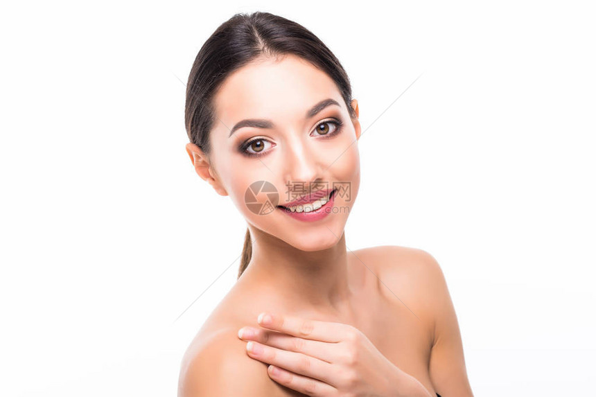 温泉女孩美丽的模特女人与健康的皮肤可爱的脸和法式指甲水疗美容面部护图片