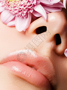 丰唇完美的自然唇妆关闭与美丽的女嘴的宏观照片丰满的嘴唇特写面部细节完美洁净肌肤背景图片
