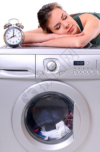 睡在洗衣机上的女人图片