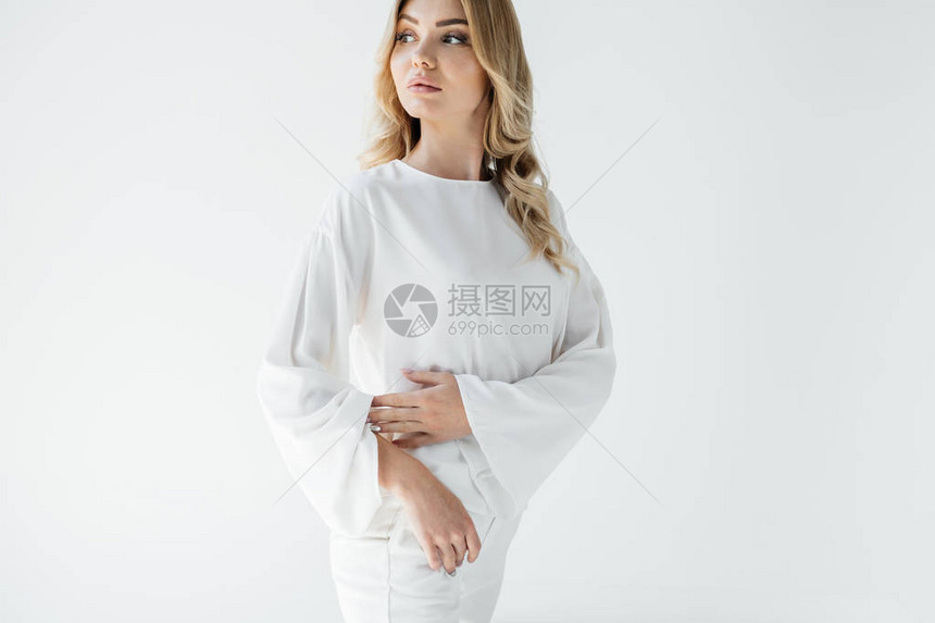 美丽的穿白衣服的金发美女肖像却被图片