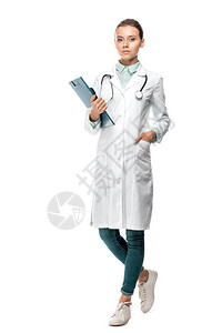 身穿医疗大衣的自信年轻女医生将剪贴板图片