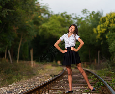 走在铁路线上的女孩图片