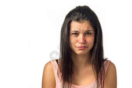 黑发少女带着悲伤的表情哭泣图片