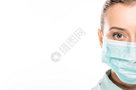 身戴医疗面具的年轻女医生在观看白色隔着的照相机时背景图片