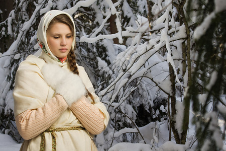 穿着冬季森林中传统服装的俄罗斯漂亮女孩图片