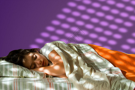 年轻女孩睡在床上落到图片