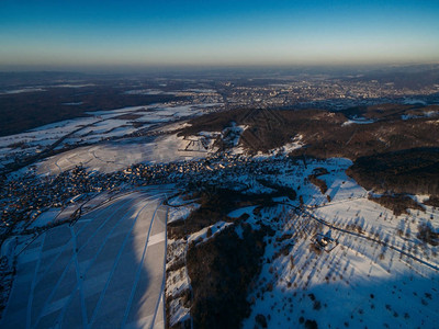 冬季德国村庄和美丽的积雪田地的房顶天上空中观图片