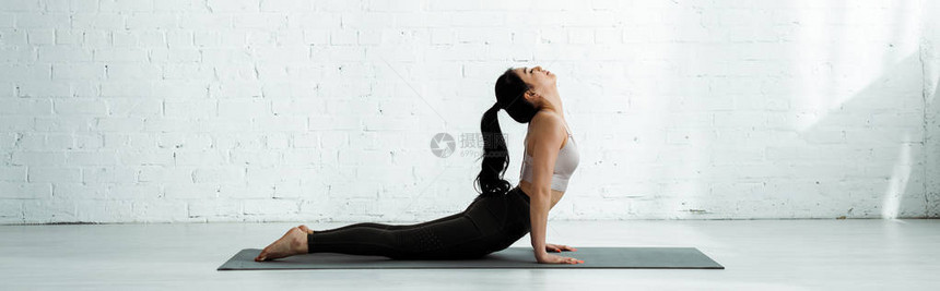 在瑜伽垫上做锻炼的美丽女孩图片