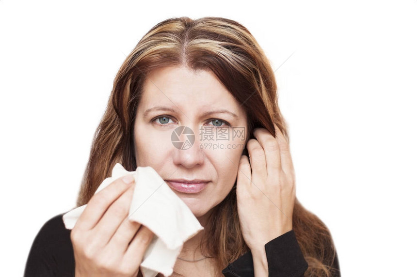 受寒冷妇女影响的妇女用白色背景的手帕擦他的鼻子图片