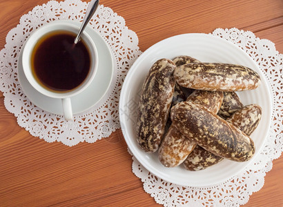 俄国传统蓝登红银姜饼干和一杯茶图片