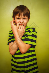 男婴青少年感到恐惧焦虑的坏习惯是在绿色背景表达情绪图片