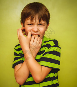 男婴青少年感到恐惧焦虑的坏习惯是在绿色背景表达情绪高清图片