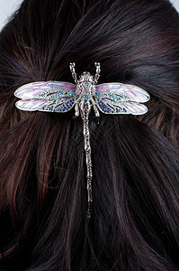 蜻蜓发夹的女人发型特写图片
