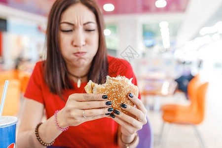手拿汉堡的女人图片