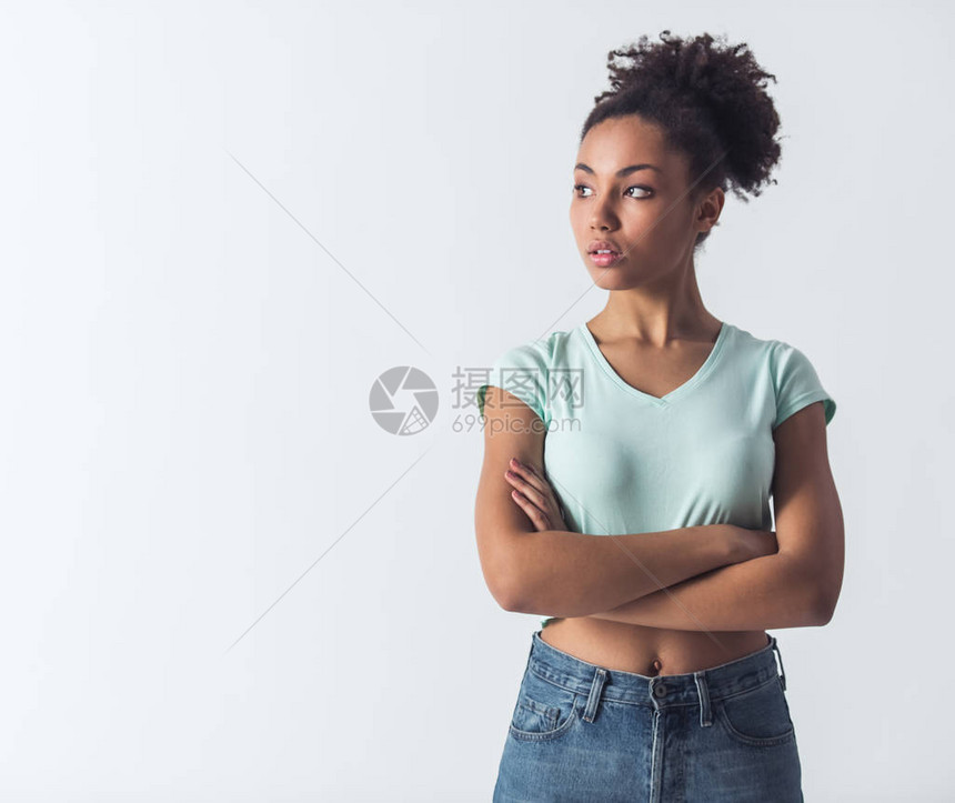 身着散装衣的非裔美籍黑人女孩正在视望和思考图片