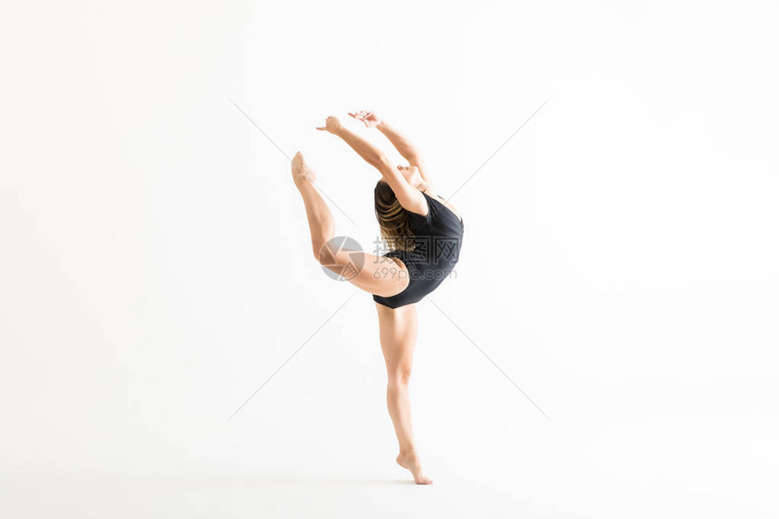 身穿黑色紧身连衣裤的芭蕾舞女演员在白色演播室图片