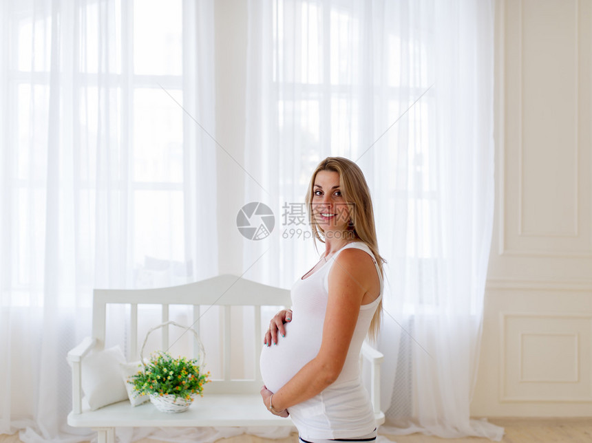 孕妇在明亮宽敞的房间里图片