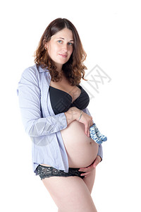 孕妇带着婴儿袜子在图片