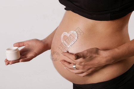 孕妇在肚子上施润湿剂防止怀孕拉图片