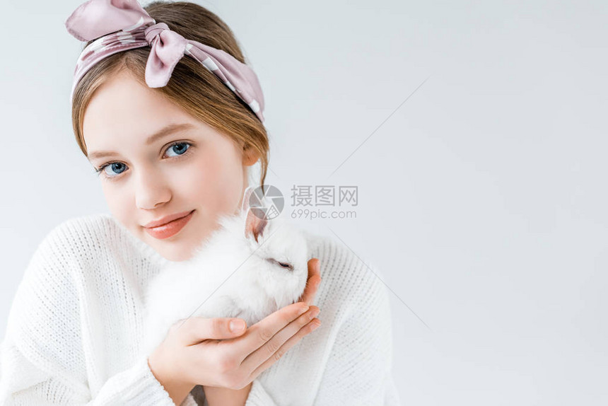 带着毛白兔的可爱孩子看着在白色上图片