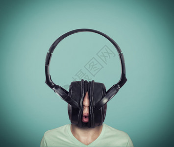 用大耳机听音乐的人图片