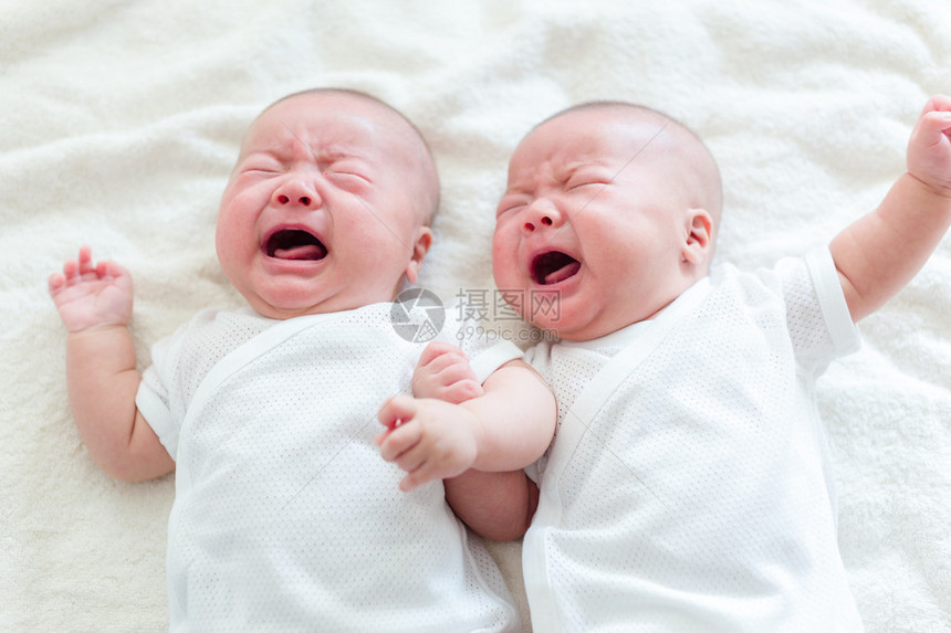 双胞胎弟宝哭图片